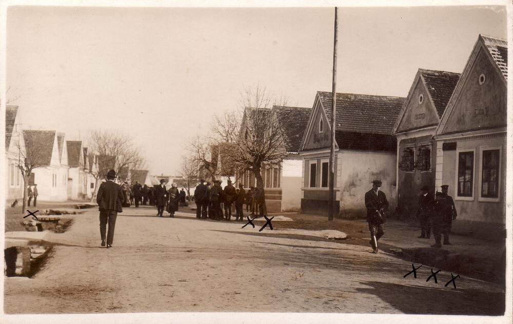 Auf einer Fotografie der späten 1920er Jahre ist die Hauptstraße von Schattendorf mit dem Gasthaus Tscharmann zu sehen