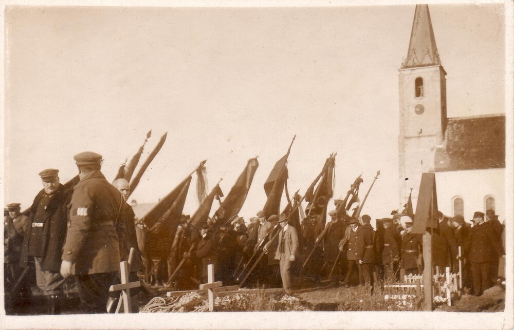 Das Foto zeigt ein Begräbnis eines Opfers von Schattendorf